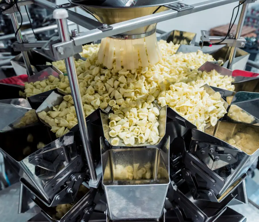 Vertical multi-head weigher packaging machine for chips to help ensure accurate dosing and uniformity.