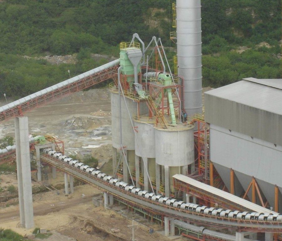 Raw material conveying belt at a cement plant